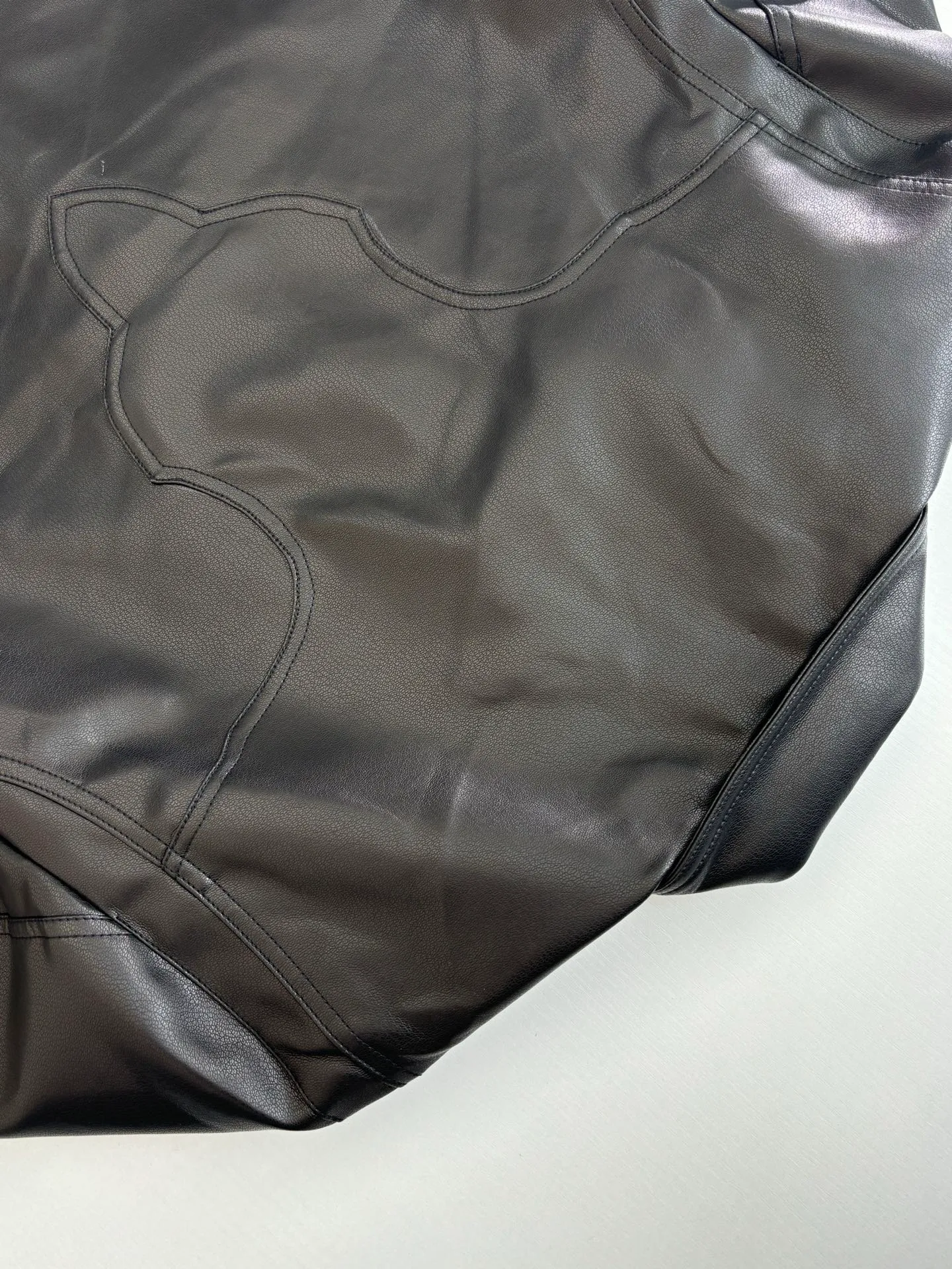 P850 Chrome Heart*/Chrome Heart 24SS CH double-sleeved flame vine embroidered leather jacket Originally purchased for 84,300, the fabric is custom-woven using black pebbled composite two-layer sheepskin material, custom-made silk jacquard logo lining, embroidery is processed using TAJIMA machine, appliqué embroidery technology, back imported template machine shape, customized genuine leather trademark, customized genuine leather size, customized 5.8cm metal logo mark, customized 18mm four-button buckle, customized 18mm two-button button, a full set of three-label accessories, exclusively produced.  Size：S/M/L